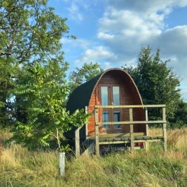 Rutcic eco-cabin in a meadow on the outskirts of the historic village of Wedmore.